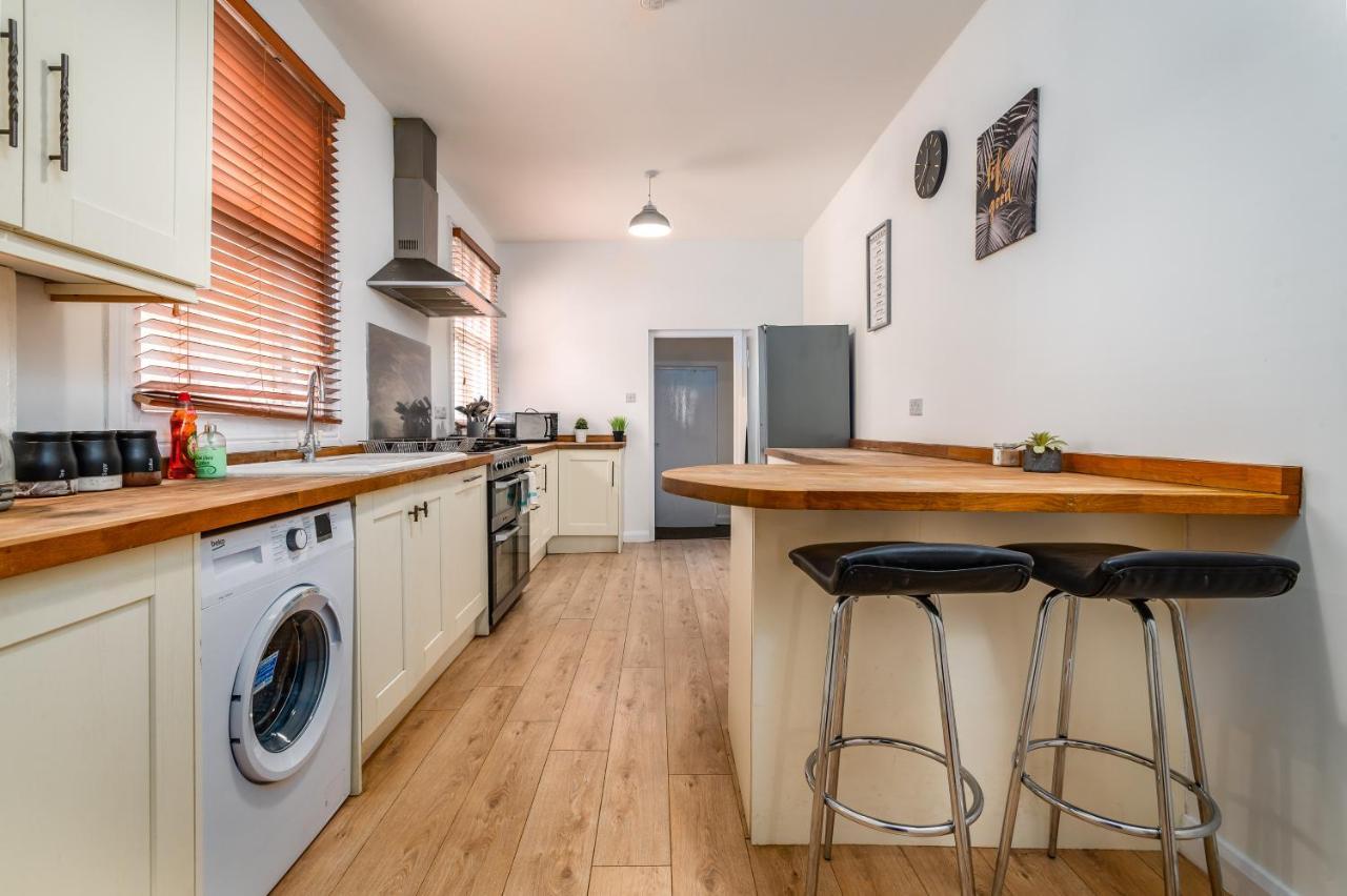 נורת'המפטון Spacious Contractor House For Large Groups - Private Parking מראה חיצוני תמונה